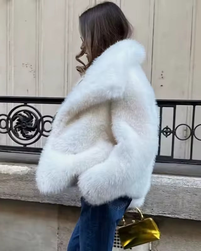Casaco Iriah Sabrina com textura felpuda e gola ampla