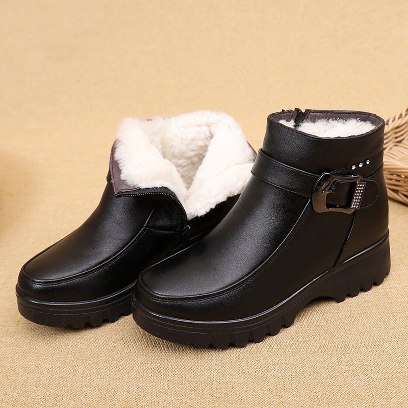 Bota Feminina de Couro com Forro Interno e Cano Médio